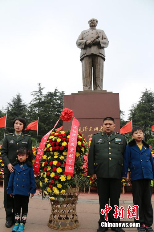 毛新宇携家人清明回韶山祭祖：传承家风与民族记忆