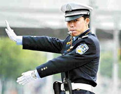 甲亢哥在深圳轻轨上的搞笑行为被警告了！