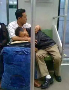 父亲住院仨儿子从上海回乡照顾：平凡中的伟大父爱