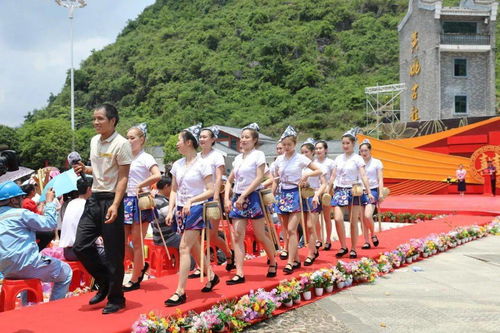 男子祭祖现场用白纸制作“纸钱”：传统与创新的碰撞