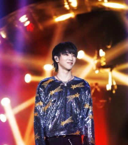 华晨宇，我求求你看我一眼