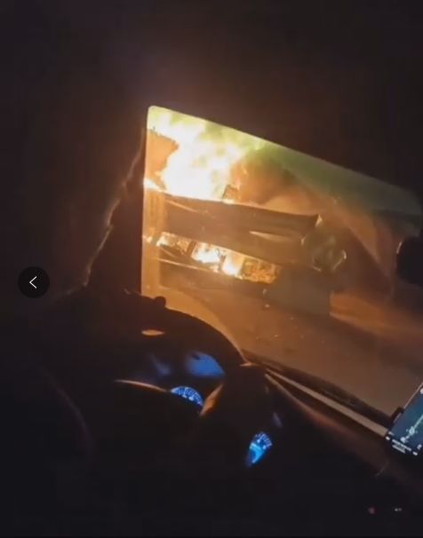 小车撞起火司机昏迷众人破窗救人：平凡英雄的瞬间