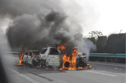 高速上电车起火燃烧仅剩底盘和轮胎，背后真相令人深思