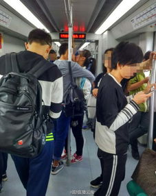 食堂里的“甜蜜”风波：化工职院情侣事件的另一面