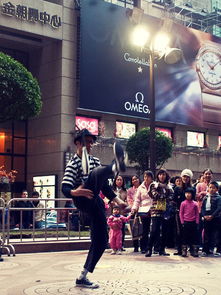 广场上的杂耍人：那些被忽略的街头艺术家