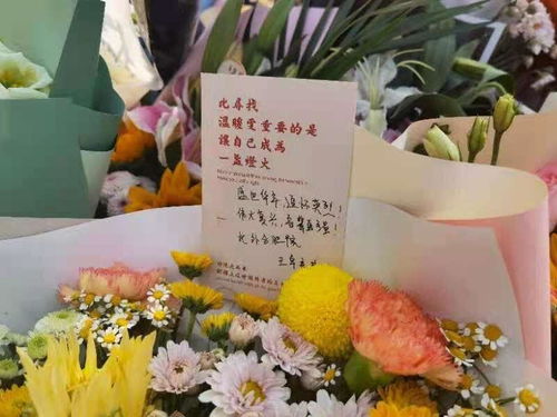 问勇路上，鲜花与思念交织的清明节