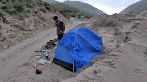 露营遇沙尘暴变“吃土现场”：黄沙漫天帐篷乱飞的惊魂20分钟