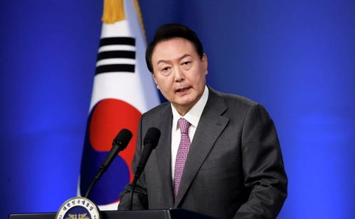 韩国男子因不满尹锡悦被罢免，在光化门广场自残，警方已介入调查