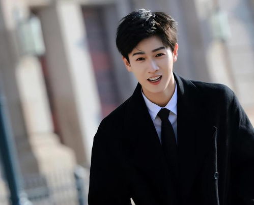 李昀锐双胞胎哥哥探班：揭秘娱乐圈鲜为人知的兄弟情