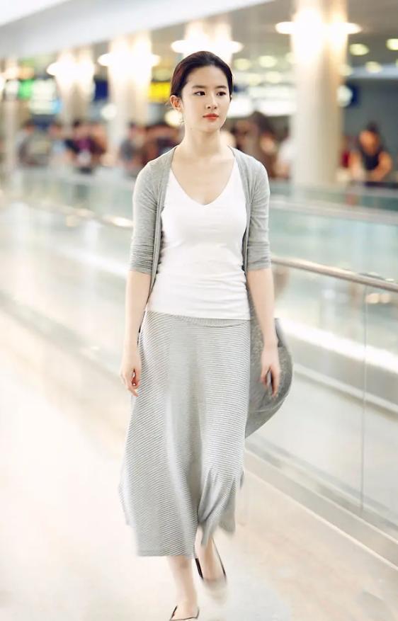 刘亦菲早期穿搭大揭秘：从抹胸裙到简约风，她的美从未改变