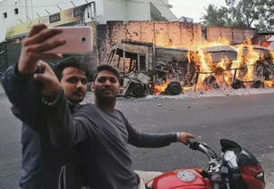 印度男子驾驶床车上路，引多辆摩托跟拍：奇葩还是创意？