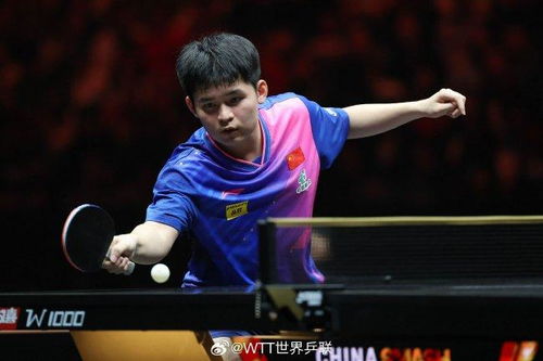 向鹏夺冠后自拍略显生疏，王艺迪解围助阵