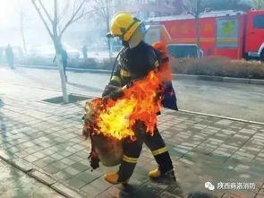 消防员跑步劝阻：别上山烧纸，文明祭祀才是对逝者最好的缅怀