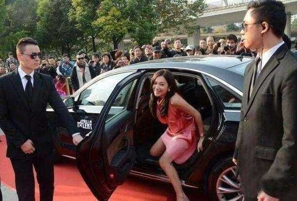 上下车的尴尬瞬间：从明星到普通人，谁还没点糗事？