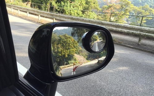 开车时为啥有人减速就开双闪？真相让人意想不到