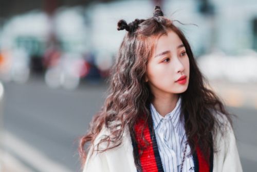 虞书欣穿婚纱坐机车：甜酷与浪漫的完美碰撞