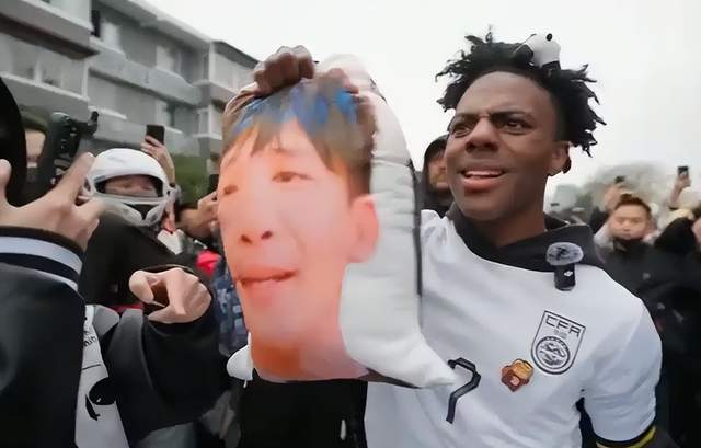 甲亢哥与大张伟的激情拥抱：中外文化交流的一次温暖碰撞