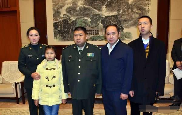 毛东东坐在曾祖父坐过的教室座位上：一段跨越时空的对话