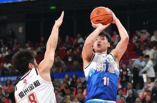 CBA季后赛：浙江与青岛巅峰对决，余嘉豪闪耀全场