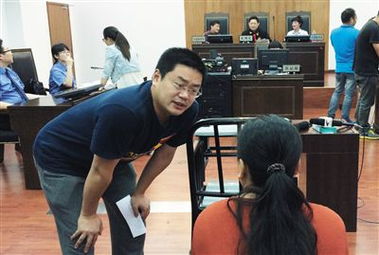 女子指控企业家丈夫逼迫喝尿：家庭背后的阴影