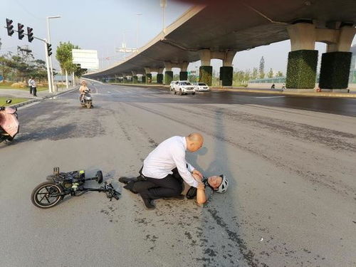 女子摔进绿化带，路人帮忙反被质问：谁该反思？