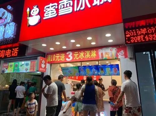 蜜雪冰城招牌变绿色，背后真相大揭秘！