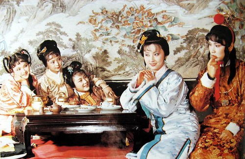 《红楼梦》中香菱换袭人裙子，这一情节背后隐藏了什么深意？