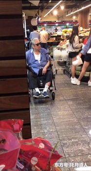 洪金宝独自坐轮椅买菜：硬汉风采依旧