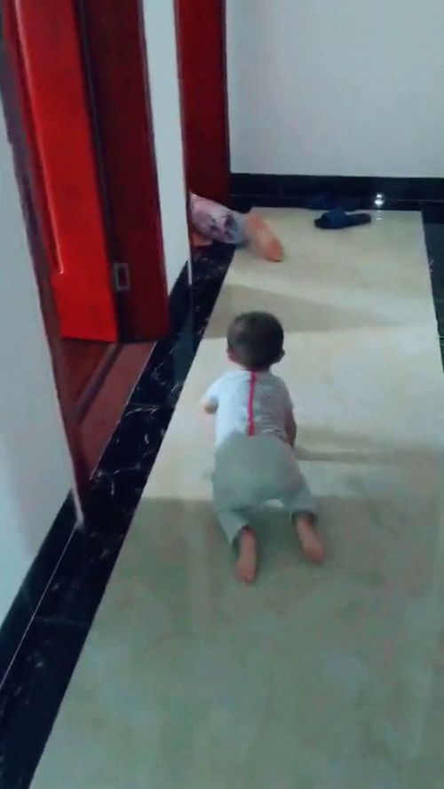 奶奶认真锁门，转头围墙倒大半：生活中的意外与温情