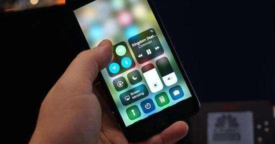 苹果应对“关税大考”：古尔曼揭秘多管齐下的策略