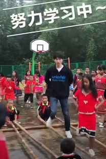 甲亢哥学跳竹竿舞摔倒一脸尴尬，背后的故事却让人笑中带泪