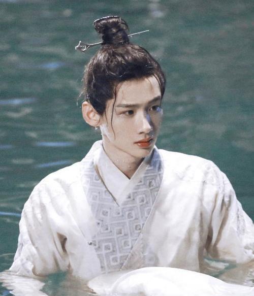 彭昱畅首部古装男主剧《雨霖铃》未播先火，他能否成为新一代武侠男神？