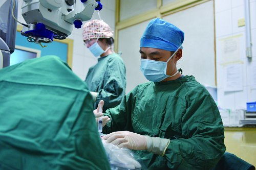 陶勇医生重返手术台：从伤痛到希望的重生之路