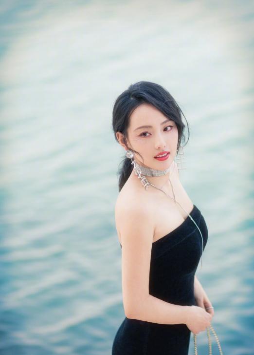 张嘉倪解禁营业了，背后的故事比你想象的更复杂