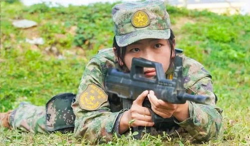 子弟兵训练中发现火情救出被困老人