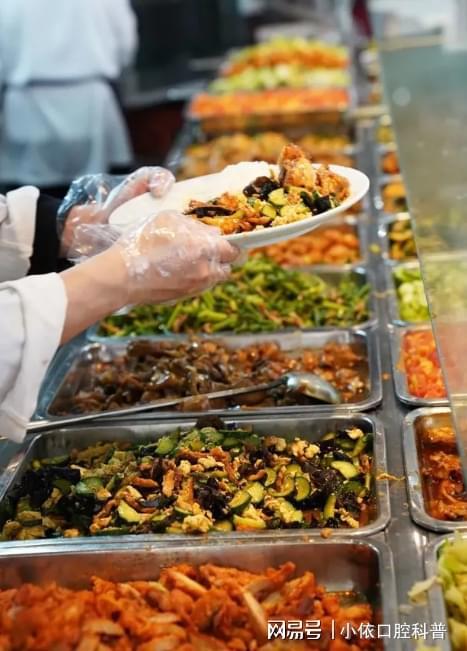 从北大硕士到食堂阿姨：小黄的选择与坚持