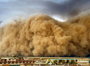天津大风来袭，尘土飞扬视线模糊！