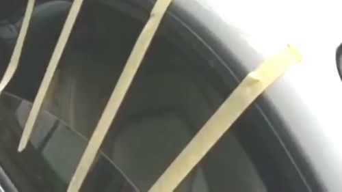 大风来袭！网友花式应对：胶带贴窗囤泡面