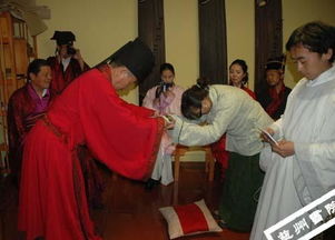 清朝三跪九叩的礼仪文化：从叩首看古代君臣关系