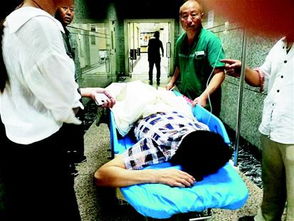 男子深夜捅伤同病房父子后跳楼身亡：背后的故事令人深思