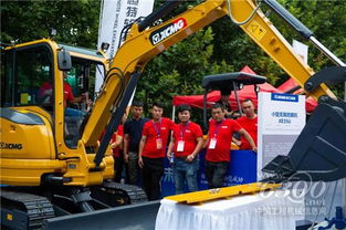 男子硬核防大风：用挖掘机按住房顶，这是怎样的勇气与智慧？