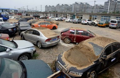 武汉大雨后的停车场内多车被淹，车主心痛不已