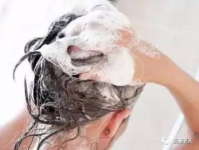 女孩发量惊人洗头梳头得一个小时，背后的故事让人感叹