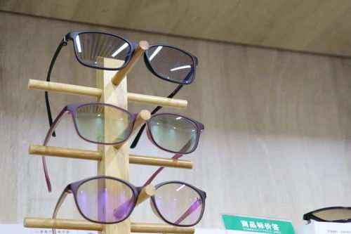 为什么用眼镜店送的眼镜布擦镜片反而越擦越花？真相让人震惊！