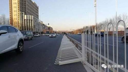 河南信阳护栏被大风吹倒，狂风肆虐下的安全警示