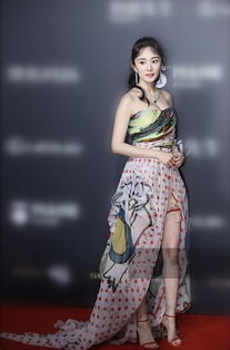 杨幂腰间花朵高定：一场优雅与性感的完美碰撞