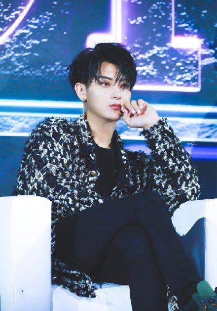 黄子韬官宣做卫生巾后掉粉46万，他到底在想什么？