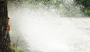 杭州大风来袭！西湖变“西海”，游人艰难前行