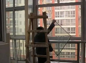 女子家整排窗户被大风吹掉：真实经历与反思