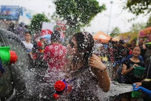 泰国泼水节：连狗都不放过的狂欢盛宴
